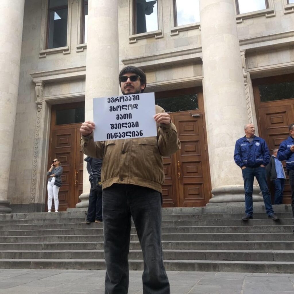 "В Европе учатся только их дети" - написано на плакате, который держит Онисе Окриашвили во время персональной акции. 

В Грузии избит участник протестов Онисе Окриашвили