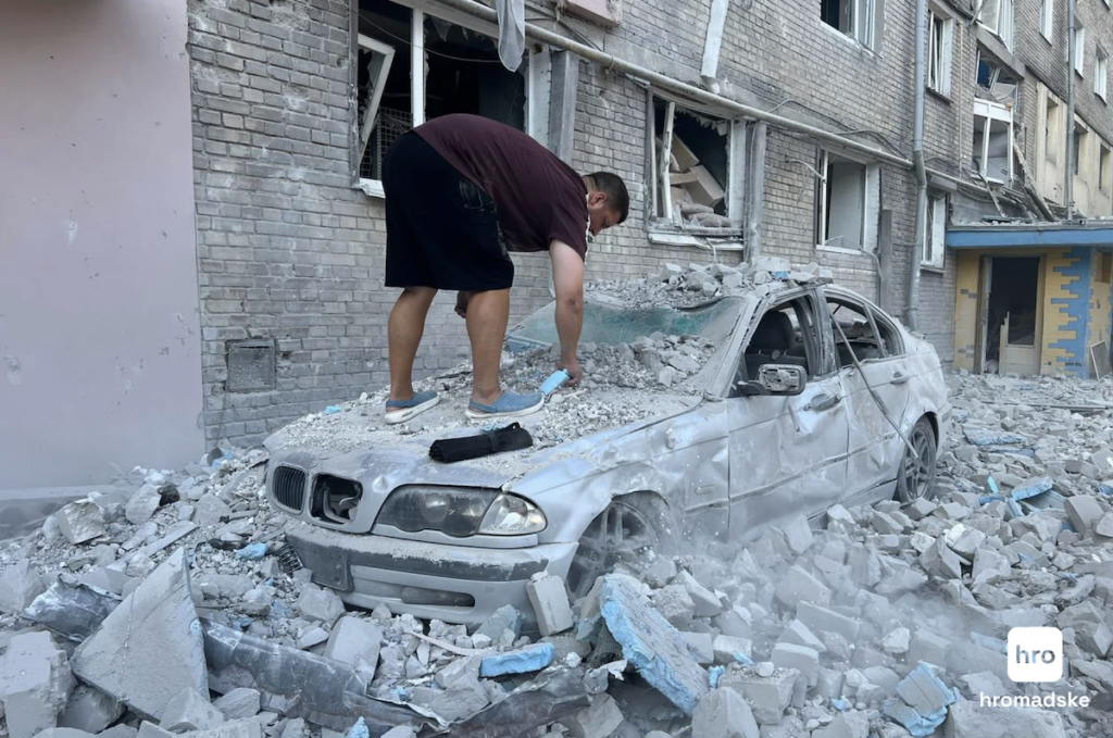 Никита разбирает из-под завалов машину
