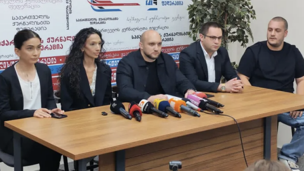 გიორგი ქართველიშვილი (მარცხნიდან მესამე) ბრიფინგზე