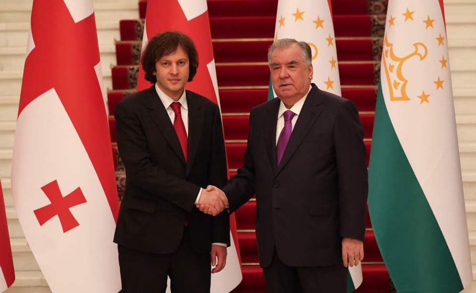 პრემიერი პრეზიდენტ ემომალი რაჰმონსა და პრემიერ-მინისტრ კოჰირ რასულზოდას შეხვდა