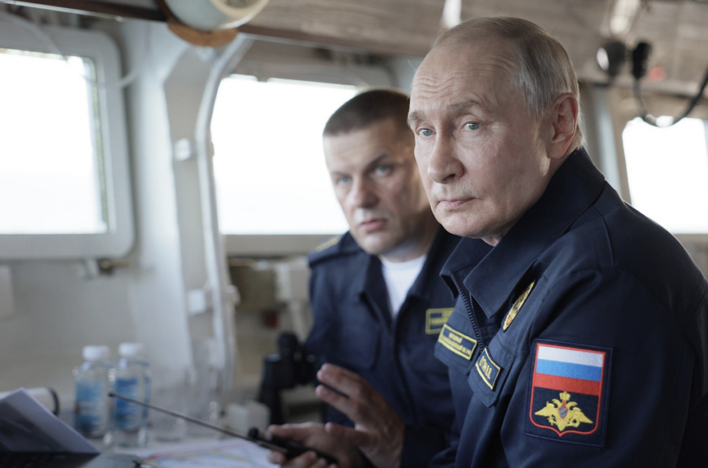 ладимир Путин во время учений Тихоокеанского флота на борту гвардейского ракетного крейсера «Варяг»