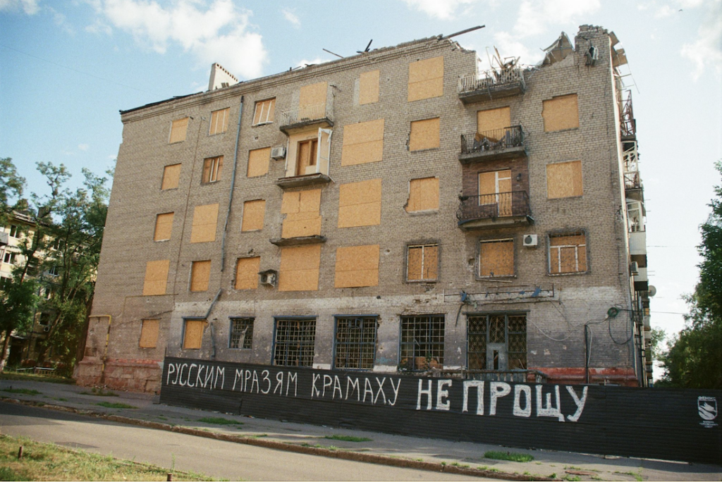 Дом, разрушенный российской авиабомбой. Надпись на фасаде: "Русским мразям Крамаху (сленговое название города) не прощу". Краматорск, август 2026 года. Юлия Калабан для JAMnews