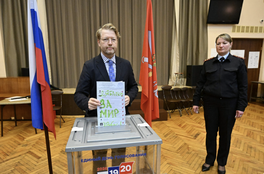 Председатель партии «Яблоко» Николай Рыбаков