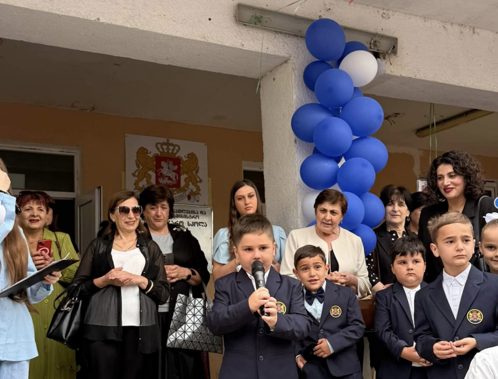 15 სექტემბერი ხაშურის მე-5 საჯარო სკოლაში. ფოტო: სკოლის ოფიციალური ფეისბუქის გვერდი.