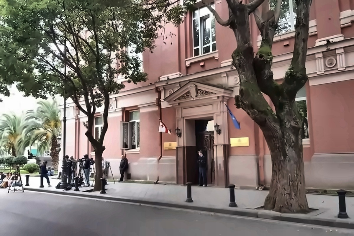 პარტიების აკრძალვის საქმე მეორე დღე